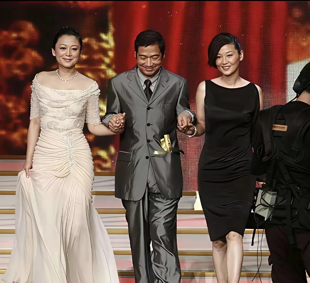 下面这张照片，是演艺界三位著名演员的一张合影照。中间的这位男士，是著名演员张国立