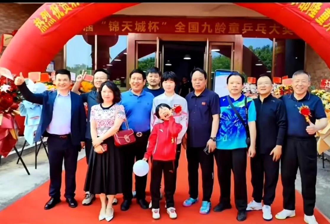 新鲜的蒯曼！
小曼姐和家人一起参加乒乓球馆开业活动！
优秀的小曼姐站在了c位，前