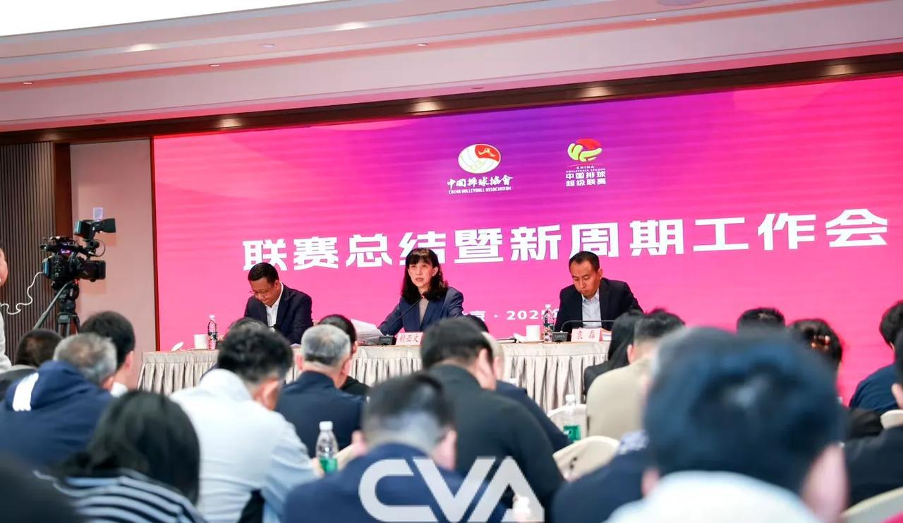 排管中心召开工作会，赖亚文表情严肃出席会议，匡琦、沈琼和施海荣坐在第一排，陈方和