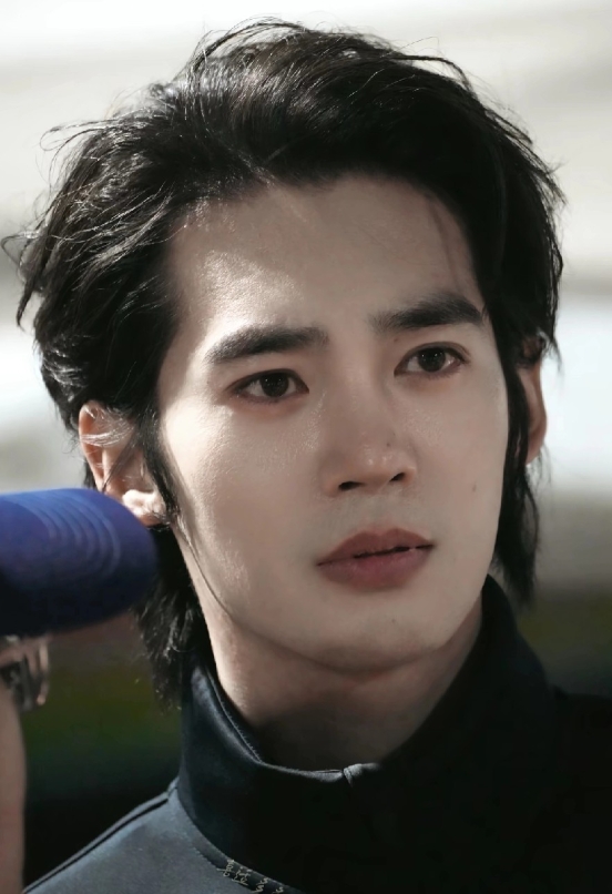 于适真的是妥妥的“颜霸”啊！他那权威的五官，每一处都长在审美点上。深邃的眼眸仿佛