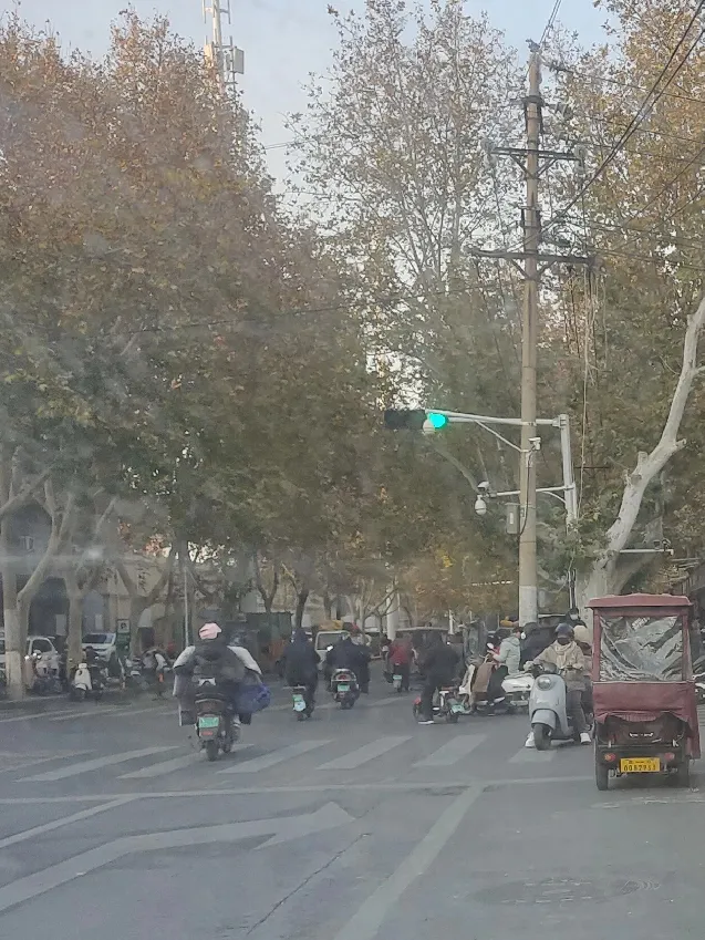我家女邻居找个相好的，这男的个子不高，人长的还可以。你说男人有的耐不住寂寞，这女