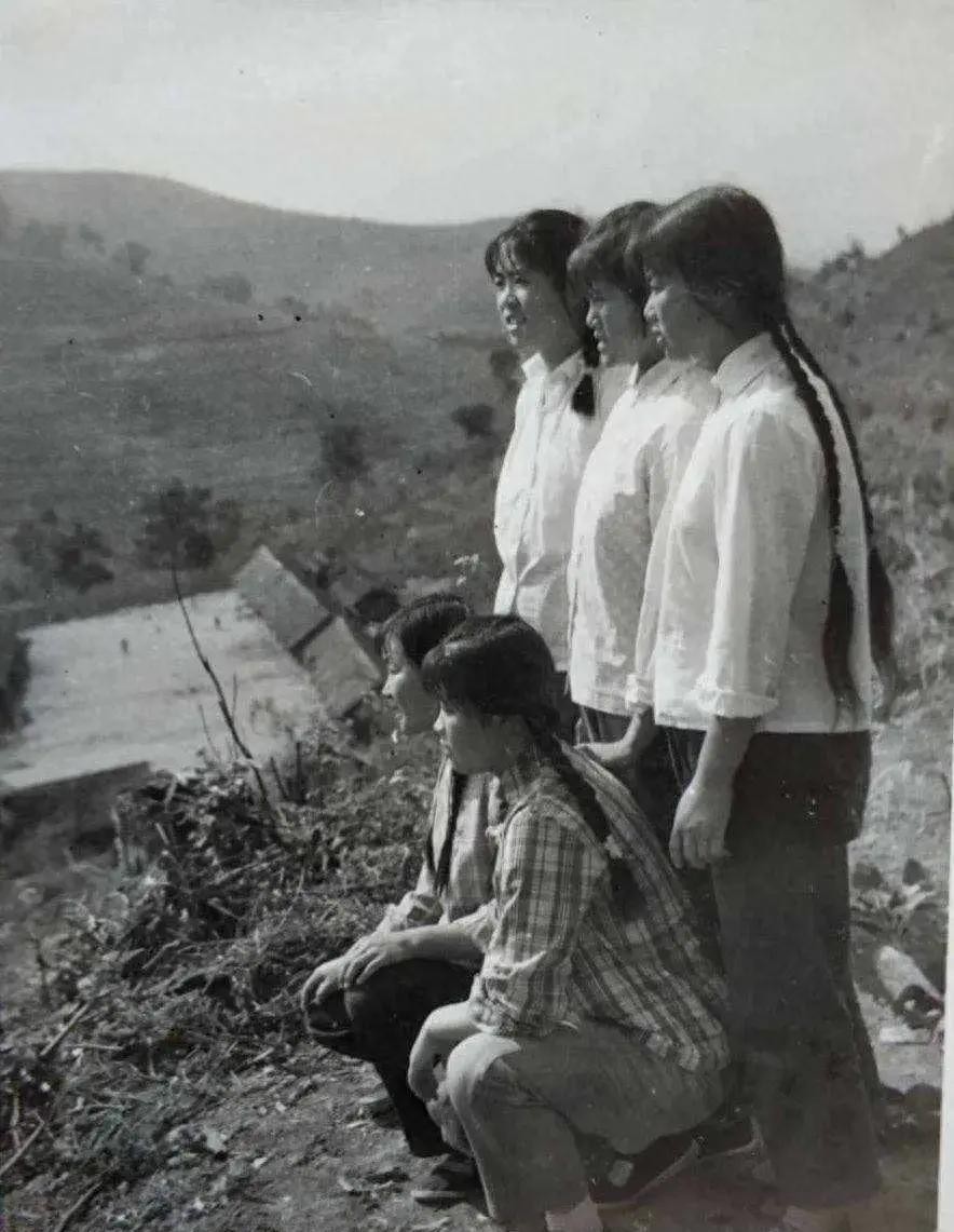 1978年，上海知青刘新返城前夕，妻女抱住他大腿，嚎啕大哭：“别丢我们！”哪料，
