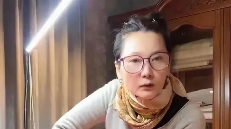 何赛飞，卸装之后有点老态，一上舞台那身手像个年轻人。她今年62岁了，她是影视剧演