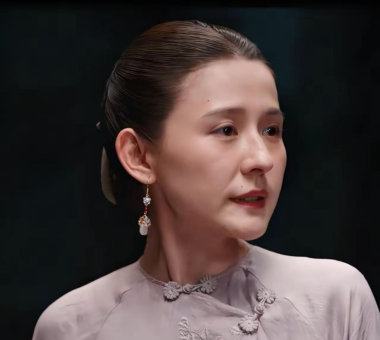 把《灼灼韶华》里的褚韶华与《生万物》里的费左氏对比一下。
       她俩都是