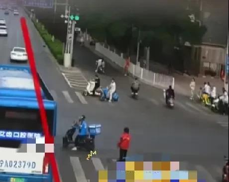 近日，宁夏银川一外卖小哥为抢时间而闯红灯，第一次想闯，过来一辆大巴车，外卖小哥没
