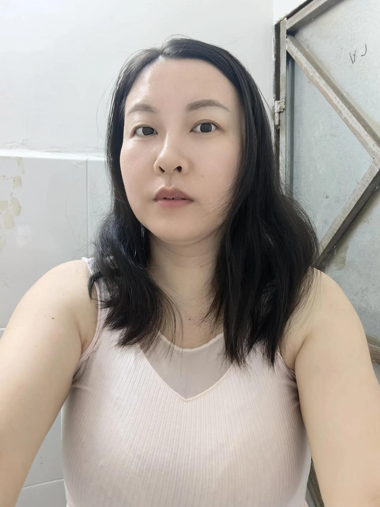娃奶奶姐妹7个，娃奶奶排名老三。大姨家大姨一个在家，大姨夫去世了，大姨有2个孩子