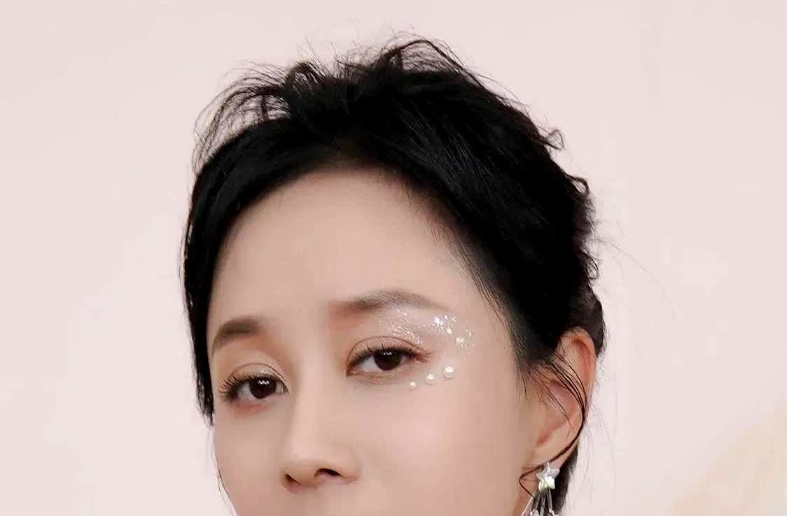 她叫倪虹洁，1978年6月9日，出生于江苏省常熟市，她的父母是知青，在她一岁的时