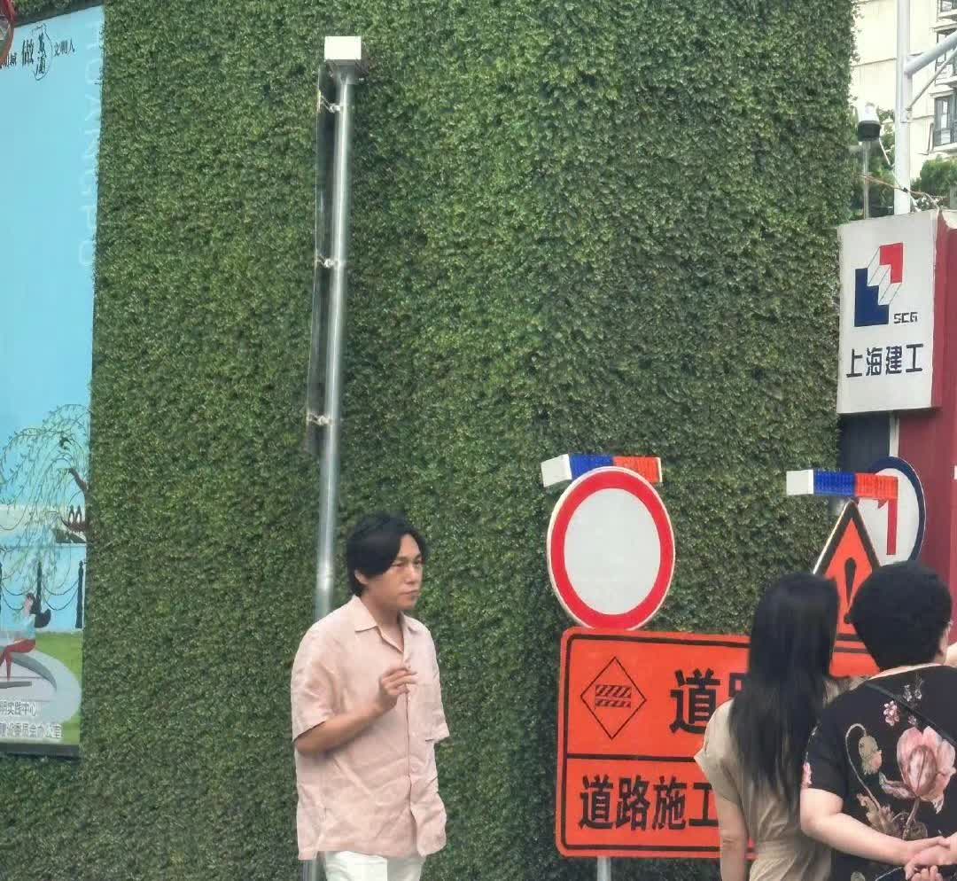 网友在上海偶遇了秦昊伊能静一家人在看房，一家人看起来感情好好[爱慕]