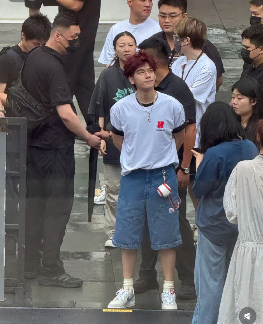 这是胡先煦吗？！怎么变更帅了… ​​​
