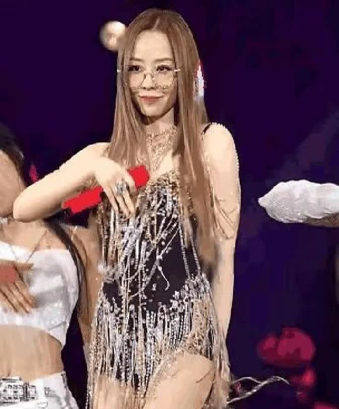 现在的歌手真没谁能像张靓颖这么敢“拼”。
当年一曲《九万字》，戴副眼镜扭几下，