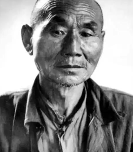 1937年，七八名被剥光上衣的青年跪成一排，2个日兵用刺刀疯狂戳杀，突然，17岁