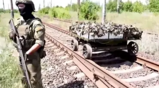 俄罗斯：部署无人驾驶小火车！为乌克兰前线提供补给！
    2025年7月10日