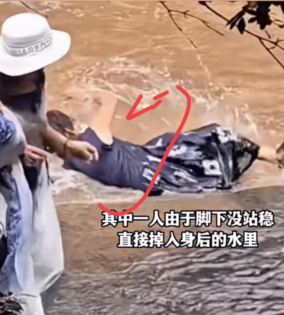 这大妈真命大！看到她掉入水中那一秒被吓一跳，随即大妈被救起，原谅我不厚道地笑了，