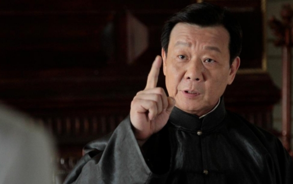 一天，寇世勋带着女粉丝回到家中，对妻子说：“以后大家都是一家人了，你还是住楼下，