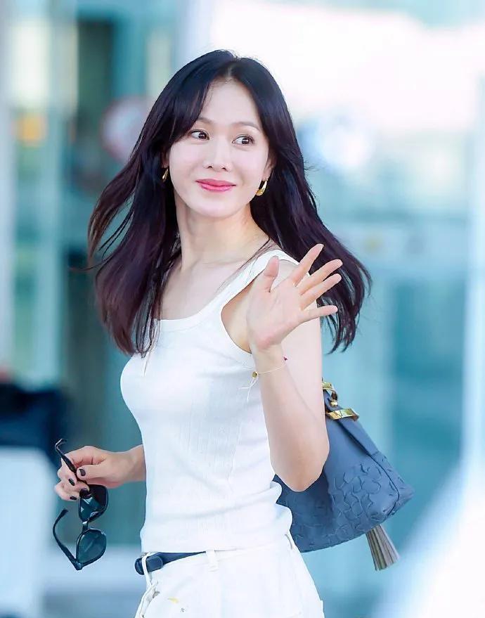 #孙艺珍现身机场奔赴威尼斯电影节，状态堪称一绝！
今日仁川机场，孙艺珍身着一身白