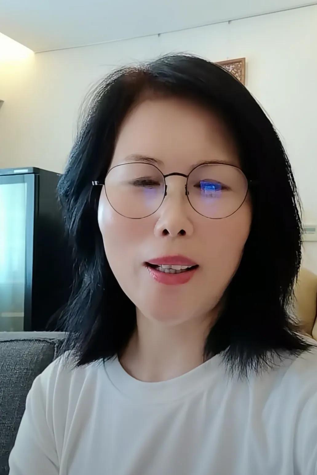 小扬保姆终于又出来直播了，从扎着马尾的发型，到现在换了一个漂亮的锁骨发。
她的粉