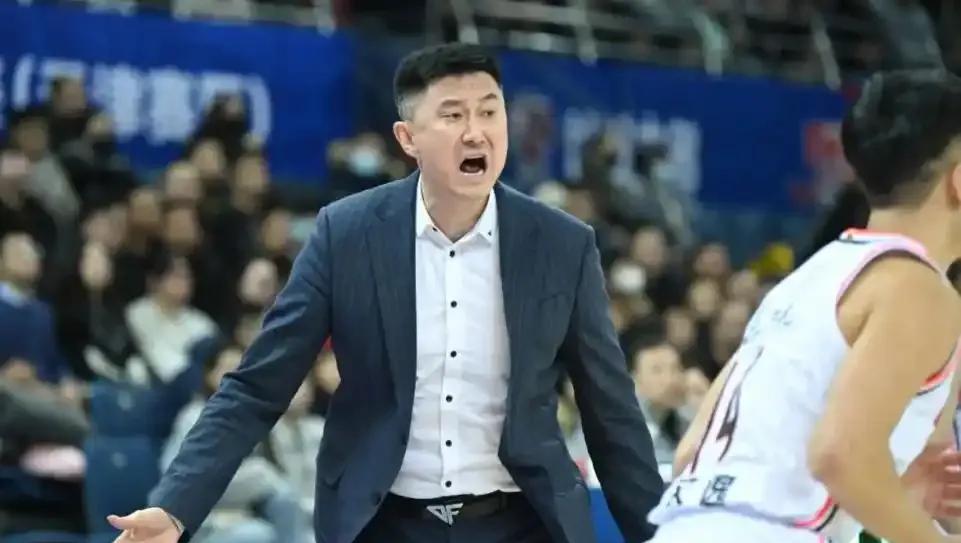 不知道大家发现没有？
杜峰对待徐昕和王少杰完全是两种态度啊！
按理说这种夏季热身