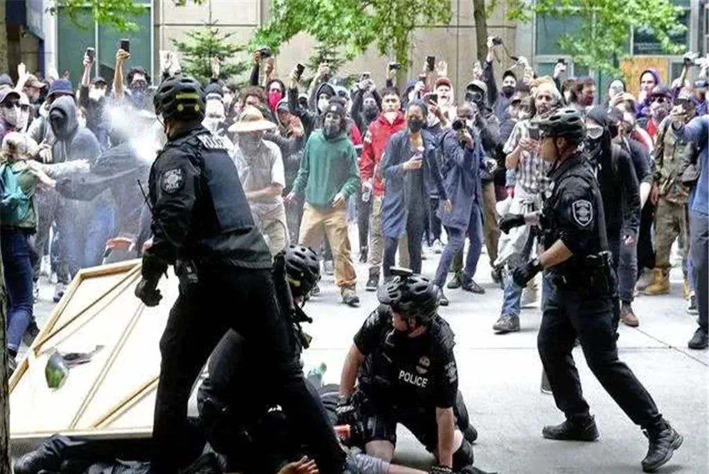 特朗普对某些非法移民不抓了











什么？！特朗普竟然对非法移民“