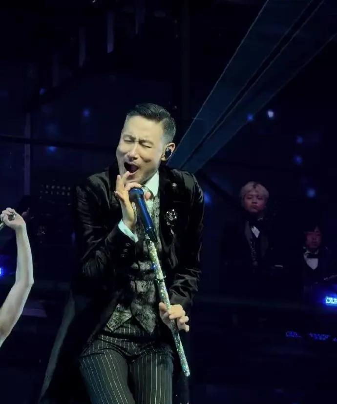 张学友澳门演出被要求说普通话引热议：尊重才是双向奔赴的前提！
近日，张学友在澳门