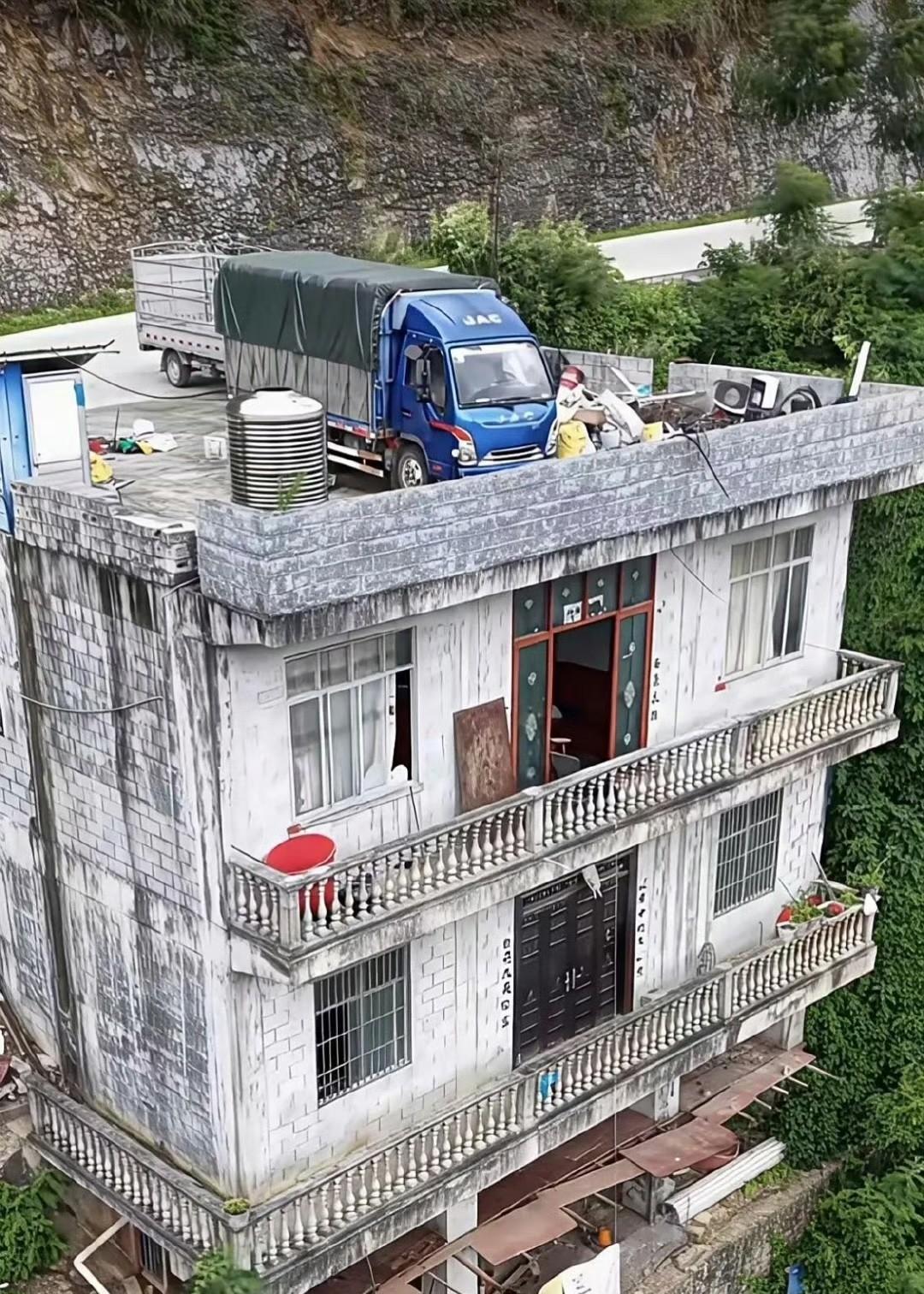 同样都是住山区，凭什么你这么会设计！
但车压在房顶，真的没问题吗#建在山里的别墅