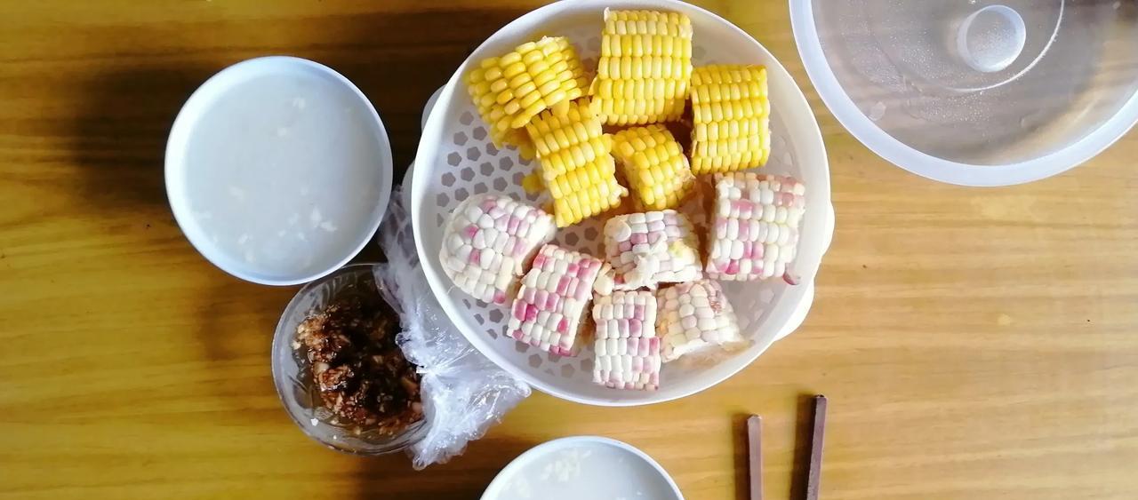 早两天才吃的蒸玉米，就因为买多了，一餐吃不完，今早又蒸玉米吃。
有友友说蒸玉米有