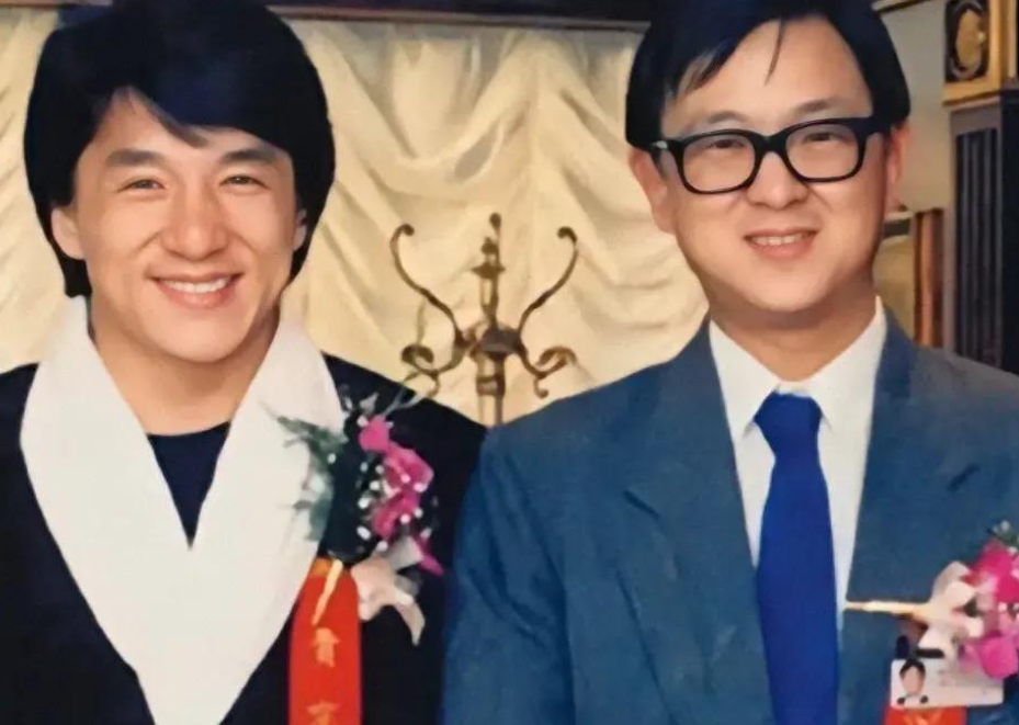 1979年，成龙拉上洪金宝，边吃宵夜边诉苦：“哥，我在罗维这儿过得真憋屈！”
