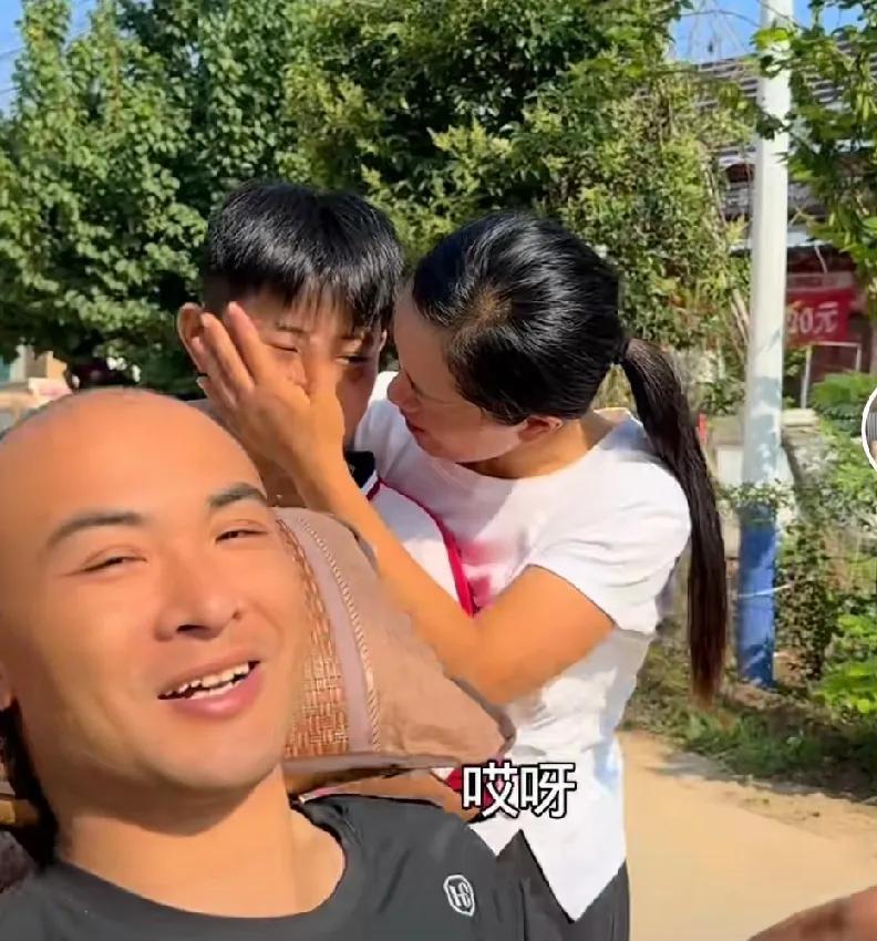 鹏妈出远门，儿子的一番话，让一家人感动落泪。
二鹏年龄不大，说出话来却无比让人欣