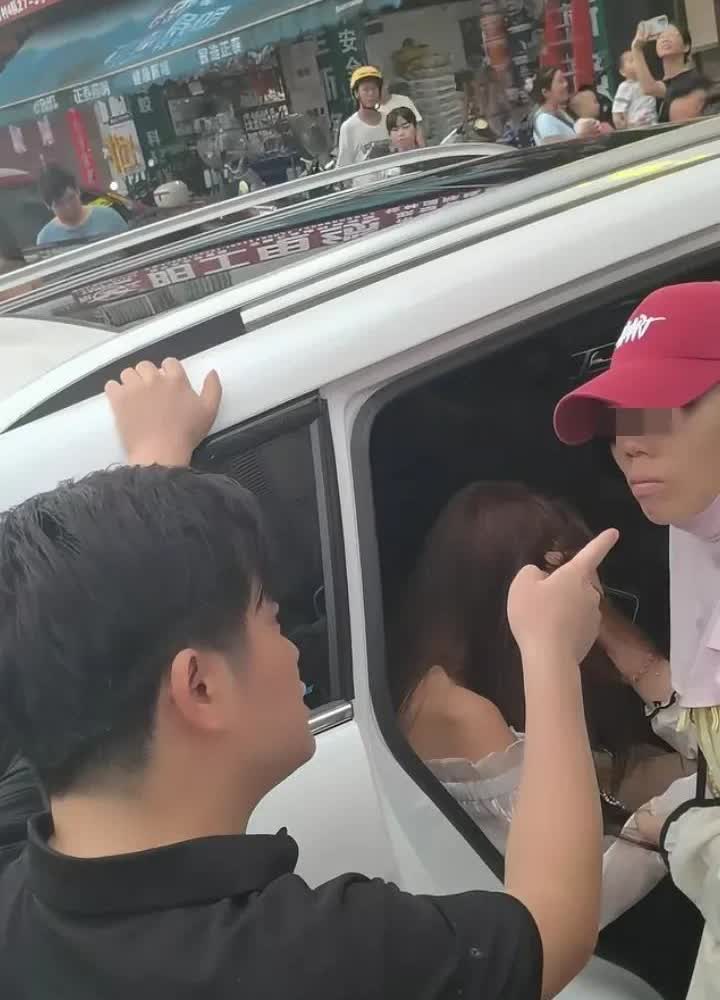 南宁街头一女子猛拽车内情敌头发，男人竟吼原配：