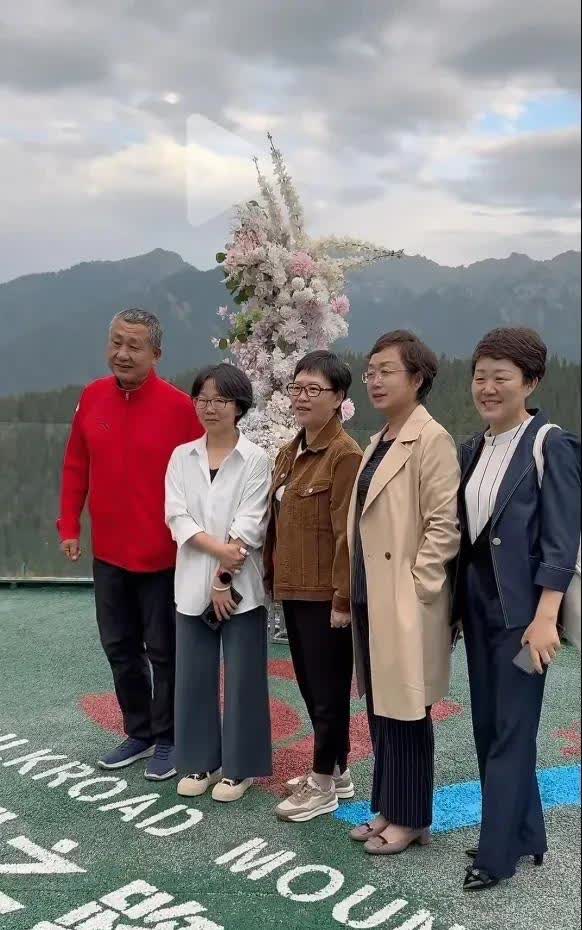 作家李娟（去年燕子）
46岁不结婚不生娃，一个人住五亩的农村大院子，养鸡养羊喂