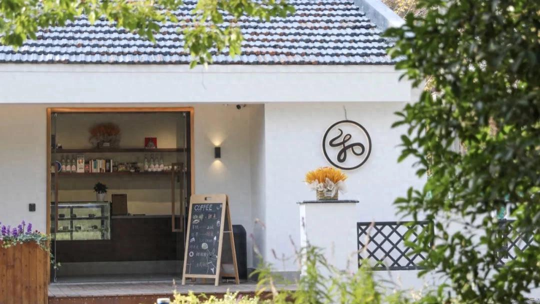 土味变洋气，一个县扎堆300家：首批开“村咖”的年轻人，已经亏了上百万