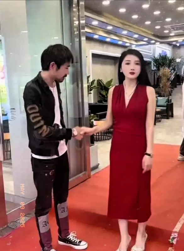 终于知道这个丐帮帮主是谁了！但不得不承认人家真是把流量玩得明明白白啊！

这事儿