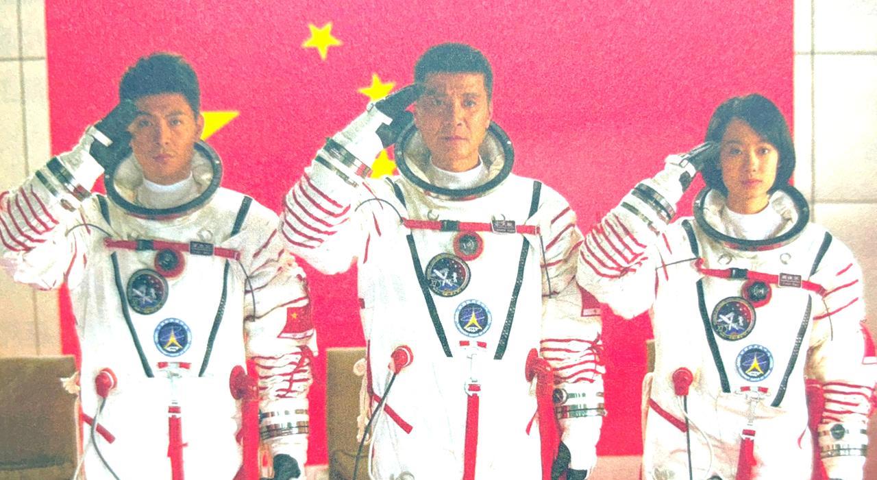 2011年电影《飞天》剧照，左起于波饰演的谢朝阳、刘之兵饰演的张天聪、张小斐饰演