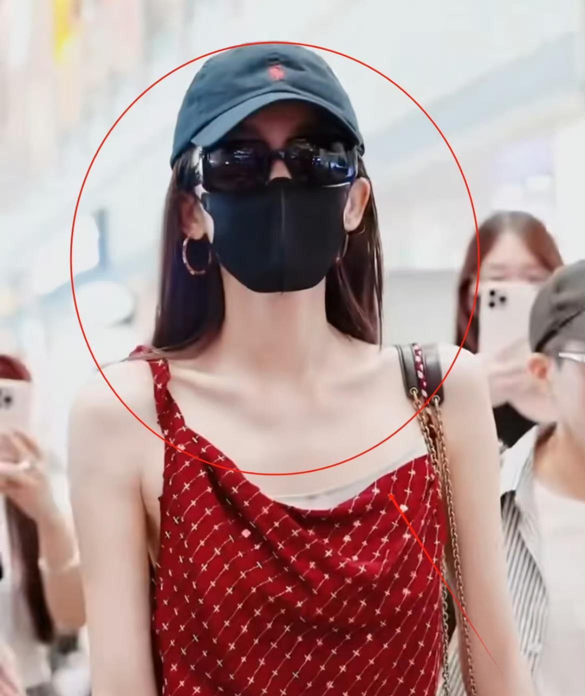 娜扎瘦成“纸片人”引发网友担忧！172cm仅80斤，在最近机场照中锁骨突出、双腿