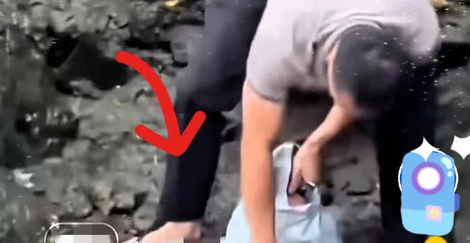 【深圳河道飘钞票？男子捡走一大袋！但这事真不能随便学】
 
河道里漂着成扎钞