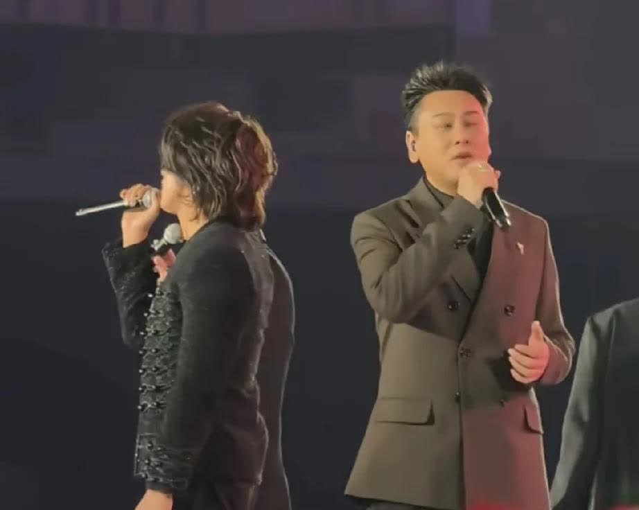 F4竟然借着5月天的演唱会合体了。
看着人到中年的4位大叔，很多人真的感慨万千