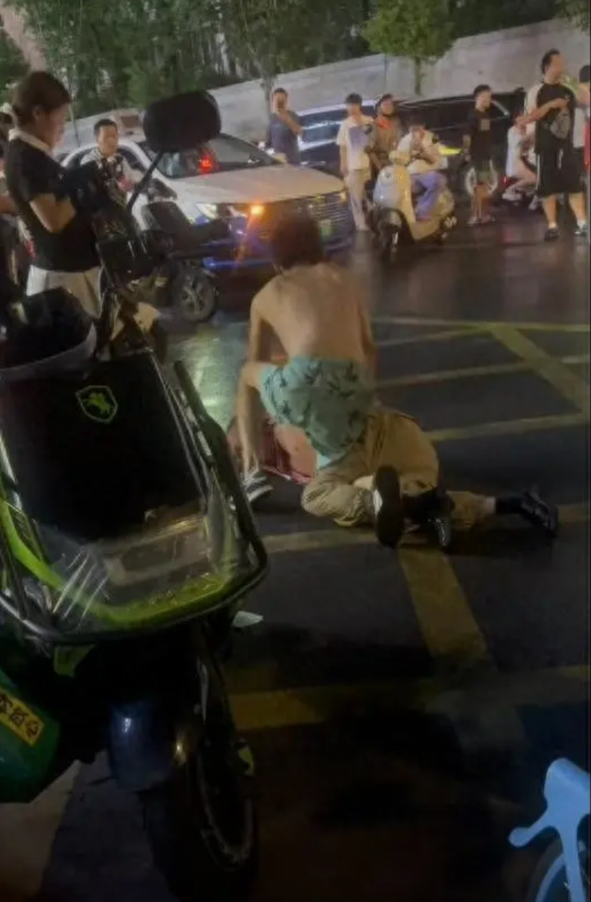 湖北武汉，有网友爆料，一出租车司机载着一对年轻男女到达目的地，女伴称没钱，司机好