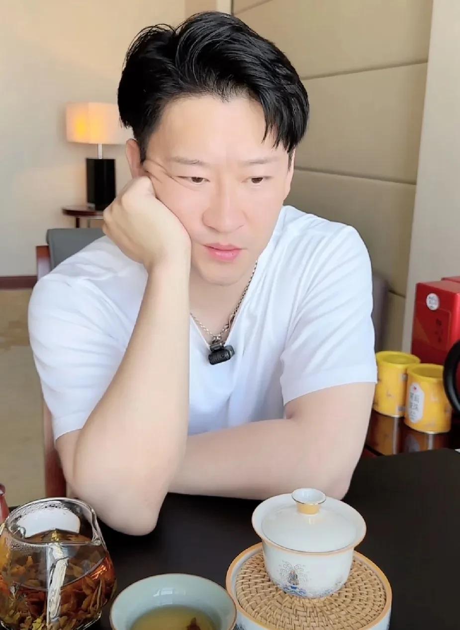 昨天下午，刷到了曹云金的直播间，正在卖茶叶的曹云金，明显已经疲惫了，双目无神，声