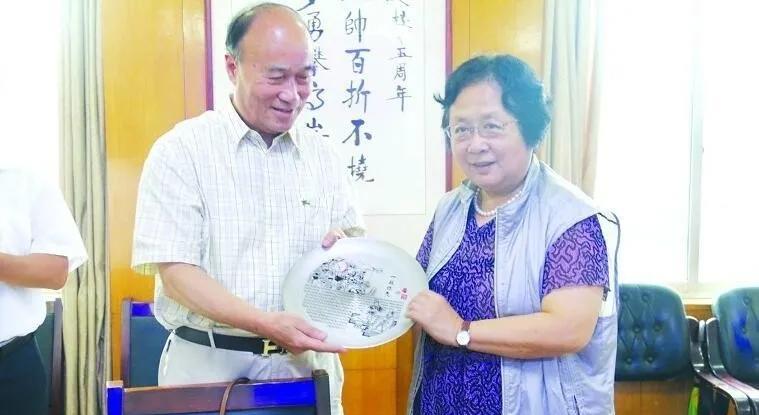 元帅精神薪火传！陈毅之女丛军含泪赞故乡中学。
2017年盛夏，陈毅元帅之女丛军重