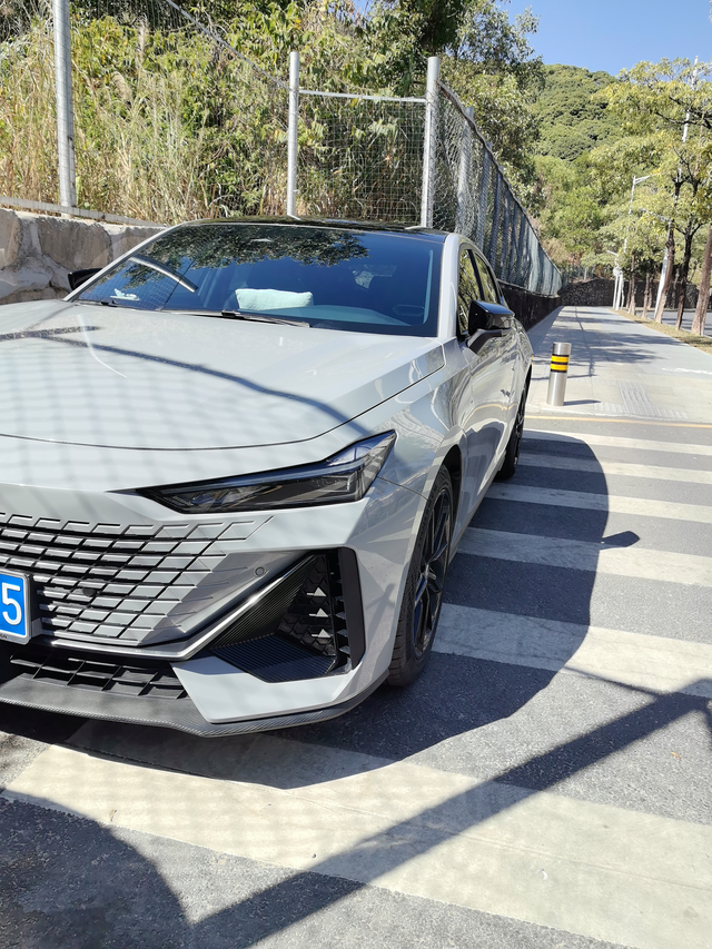 为什么下车熄火后 会触电
每次熄火后下车，手摸车门车身等都会有强烈的触电感，瞬间