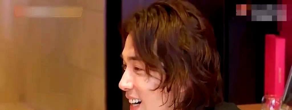 戚薇生气地瞪着李承铉：“你笑什么？”手里的叉子差点戳到盘子边上。

李承铉赶