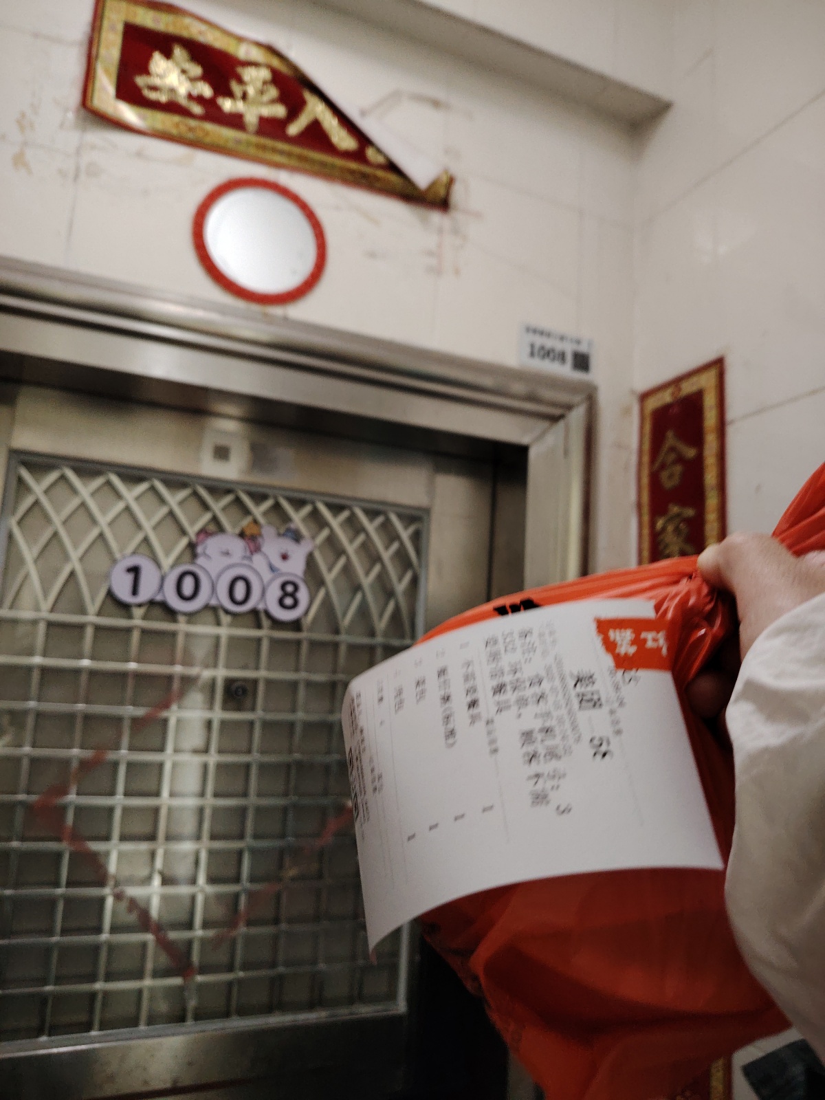 送外卖的时候发现有些人家的门上挂一面镜子，感觉好奇怪哦，这是干什么用的?