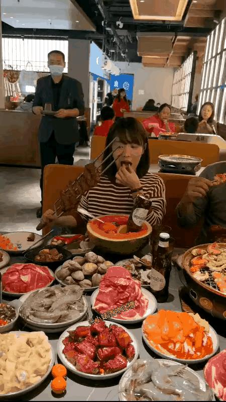 看这样的座位，顶多也就是四个人，却点了这么一大桌子菜，这妥妥的是浪费呀，现在人本