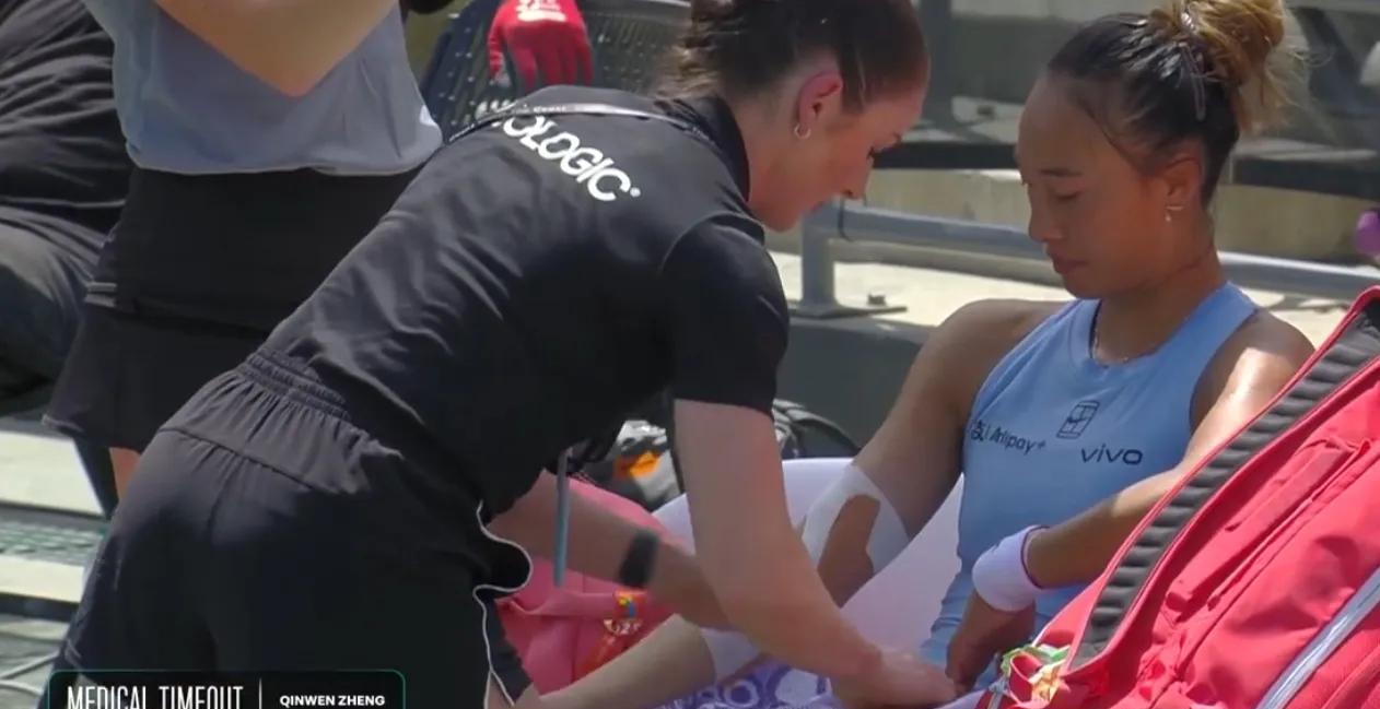 带伤作战，太难了……
WTA500查尔斯顿站女单1/4决赛！
郑钦文0-2亚历山