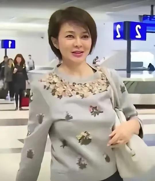天呐，这是谁年轻时的照片，真的漂亮富态，优雅端庄，你能认出是谁吗？