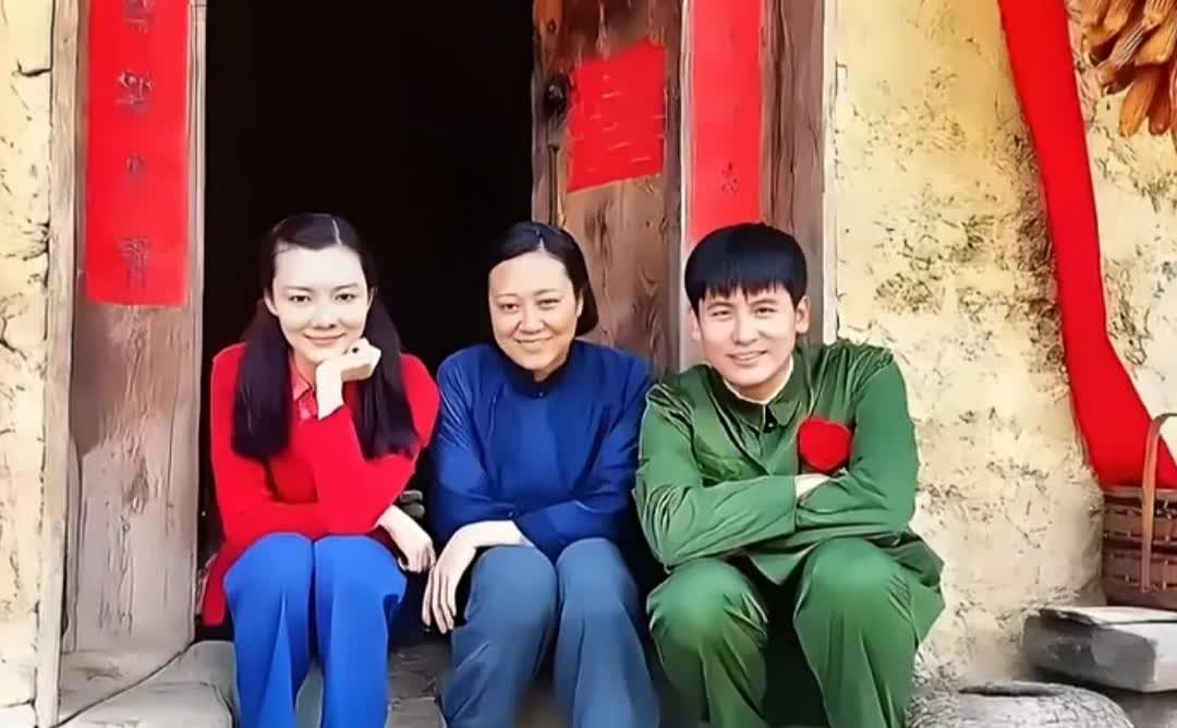 右边是演员于晓光，中间是老戏骨王丽云，左边扎俩大辫子的女孩子车晓。