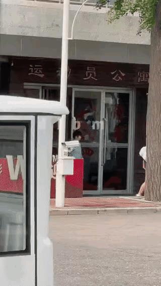 今天莎莎上训了。
还有两个星期莎莎又要参加美国的乒乓球比赛了，上次在多哈比赛左腿