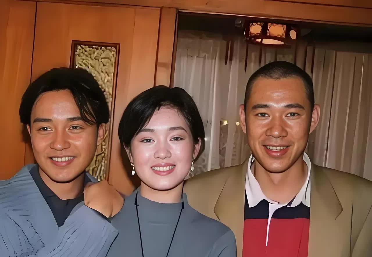 张国荣、巩俐、张丰毅在一起，笑容满面，笑容灿烂，笑容可掬，合影留念，永恒的回忆！