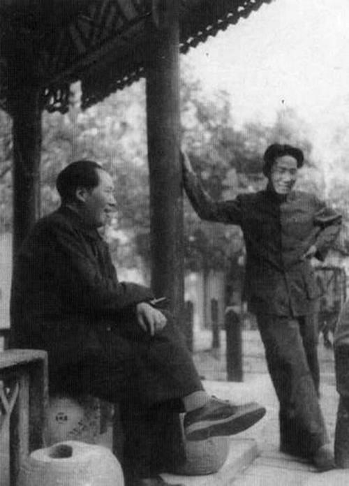 毛岸英牺牲后，彭老总向中央汇报了这件事情。

周总理看到这份电报后并没有直接向毛