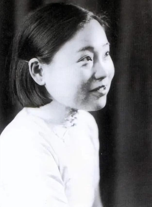 1925年，苏州大户潘祖年临终前，支走所有人，留下20岁的孙媳潘达于，说：“孩子