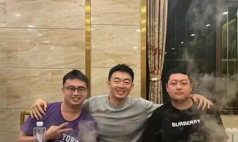 辽篮小刘总和刘家成真是好哥们，掏心掏肺那种！
刘家成刚到宁波上任，辽宁男篮的小刘